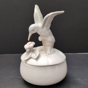 Vintage Arnart Porcelain Lidded Hummingbird Trinket Box.